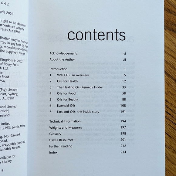 New Vital Oils: The Ultimate Guide to Radiant Beauty and Health By Liz Earle - Picture 4 of 5